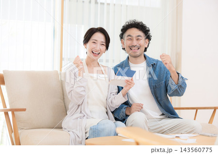 nisaや投資を多角化で貯蓄を増やしバランスで成功しガッツポーズ夫婦イメージカメラ目線笑顔 nisaや投資を多角化で貯蓄を増やしバランスで成功しガッツポーズ夫婦イメージカメラ目線笑顔 143560775
