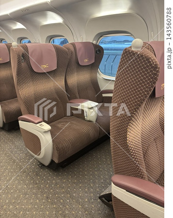 新幹線のグリーン車の座席 新幹線のグリーン車の座席 143560788