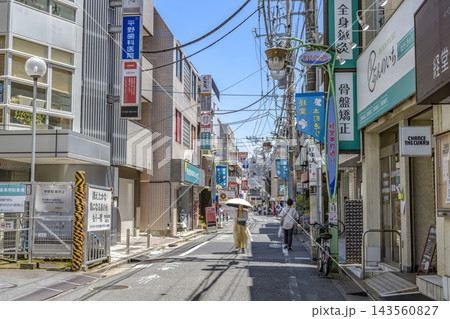 東京都世田谷区 経堂駅前の経堂本町通り商店街と店舗が並ぶ街並み 東京都世田谷区 経堂駅前の経堂本町通り商店街と店舗が並ぶ街並み 143560827