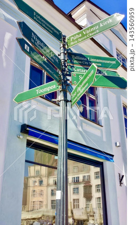 エストニア タリン旧市街の観光案内標識とレトロな道しるべ エストニア タリン旧市街の観光案内標識とレトロな道しるべ 143560959