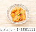 皿に盛ったジャガイモのそぼろあんかけ 143561111