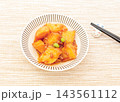 皿に盛ったジャガイモのそぼろあんかけ 143561112