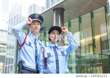 帽子に手を当てる若い日本人の男女の警備員のポートレート 帽子に手を当てる若い日本人の男女の警備員のポートレート 143561251