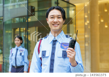 トランシーバーを持つ若い日本人男性警備員のポートレート 143561373