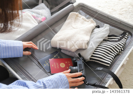 旅行前のパッキングをする女性 143561378