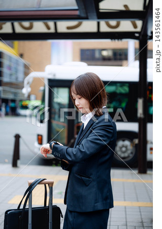 駅を出発する女性 駅を出発する女性 143561464