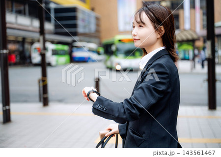 駅のホームでスマホを見る女性 143561467