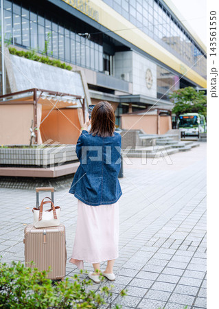 キャリーバッグを引く女性 キャリーバッグを引く女性 143561550
