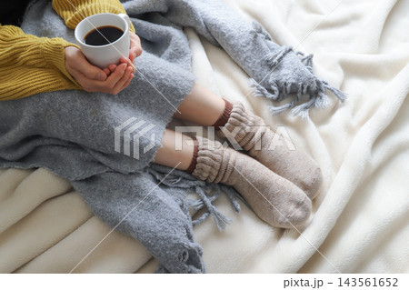 温かいコーヒーで温まる女性 温かいコーヒーで温まる女性 143561652
