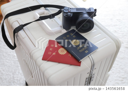 パスポートとカメラ　海外旅行の準備 143561658