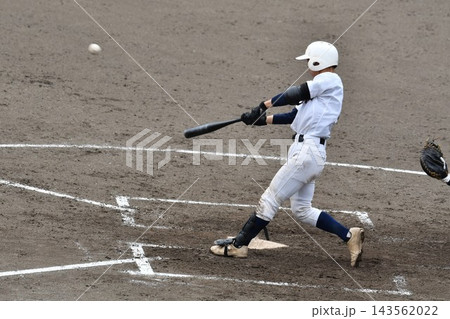 野球をする高校野球選手 143562022