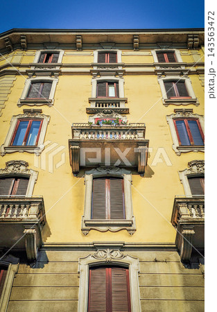 黄色の外壁が鮮やかなイタリア・ミラノのクラシックな建物 黄色の外壁が鮮やかなイタリア・ミラノのクラシックな建物 143563472