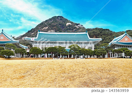 韓国・ソウルにある大統領府、青瓦台（チョンワデ）の本館外観 143563959
