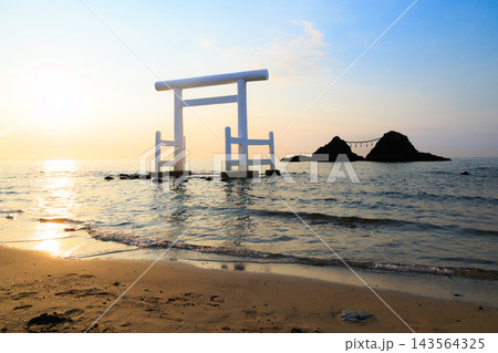 玄海国定公園 夕暮れの桜井二見ヶ浦 玄海国定公園 夕暮れの桜井二見ヶ浦 143564325