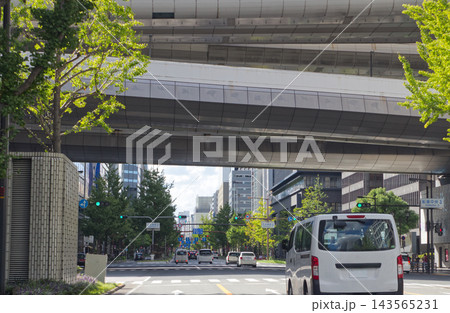 高架橋と街路樹が交差する大阪・御堂筋のストリートビュー、都市の景観 143565231