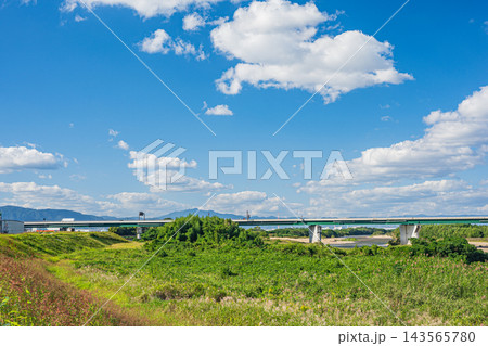 木津川風景 新名神高速道路 京都府京田辺市 木津川風景 新名神高速道路 京都府京田辺市 143565780