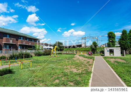西つつじヶ丘児童遊園（タイヤ公園）で遊ぶ　東京都調布市西つつじケ丘 143565961