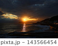 湘南屈指の夕日スポット・稲村ヶ崎から望む夕日と江の島。黄金色の光が海面を照らす美しい海岸風景 143566454