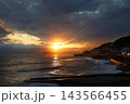 湘南屈指の夕日スポット・稲村ヶ崎から望む夕日と江の島。黄金色の光が海面を照らす美しい海岸風景 143566455