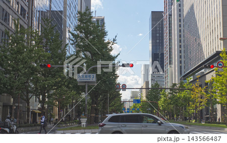 大阪・御堂筋の久太郎町3丁目付近の街路樹と高層ビル群、ストリートビュー 143566487