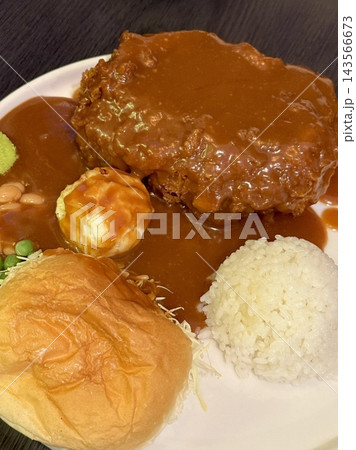 Crispy tonkatsu, a Japanese-style breaded and deep-fried pork cutlet, served with shredded cabbage and drizzled with savory sauce. A delightful balance of crunchy texture and juicy meat. 143566673