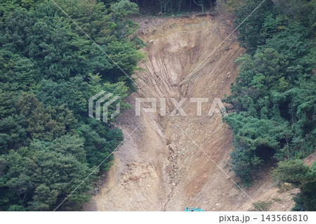 緑の樹々の山の中に地滑りの被害の風景 緑の樹々の山の中に地滑りの被害の風景 143566810