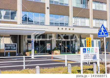 岐阜県恵那市役所 澄み渡る秋晴れの外観 岐阜県恵那市役所 澄み渡る秋晴れの外観 143566971