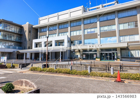 岐阜県恵那市役所 澄み渡る秋晴れの外観 岐阜県恵那市役所 澄み渡る秋晴れの外観 143566983