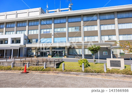 岐阜県恵那市役所 澄み渡る秋晴れの外観 岐阜県恵那市役所 澄み渡る秋晴れの外観 143566986