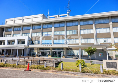 岐阜県恵那市役所 澄み渡る秋晴れの外観 岐阜県恵那市役所 澄み渡る秋晴れの外観 143566987
