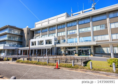 岐阜県恵那市役所 澄み渡る秋晴れの外観 143566991