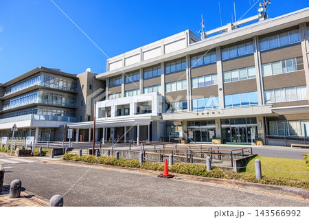 岐阜県恵那市役所 澄み渡る秋晴れの外観 岐阜県恵那市役所 澄み渡る秋晴れの外観 143566992
