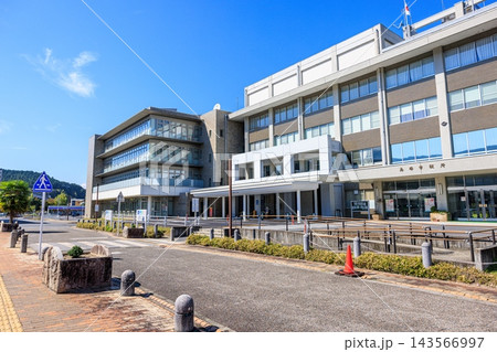岐阜県恵那市役所 澄み渡る秋晴れの外観 岐阜県恵那市役所 澄み渡る秋晴れの外観 143566997