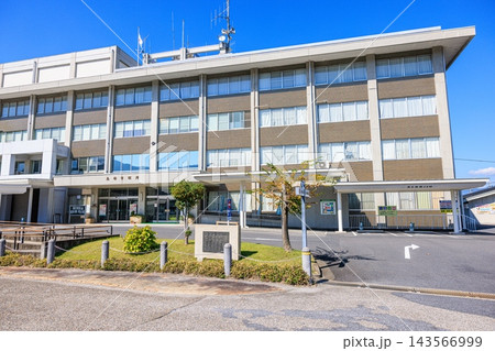 岐阜県恵那市役所 澄み渡る秋晴れの外観 岐阜県恵那市役所 澄み渡る秋晴れの外観 143566999