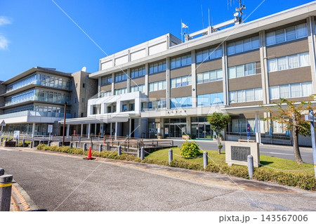 岐阜県恵那市役所 澄み渡る秋晴れの外観 143567006