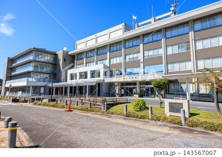岐阜県恵那市役所 澄み渡る秋晴れの外観 岐阜県恵那市役所 澄み渡る秋晴れの外観 143567007