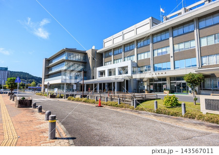 岐阜県恵那市役所 澄み渡る秋晴れの外観 岐阜県恵那市役所 澄み渡る秋晴れの外観 143567011