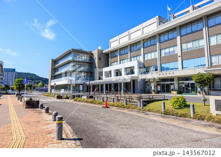 岐阜県恵那市役所 澄み渡る秋晴れの外観 143567012