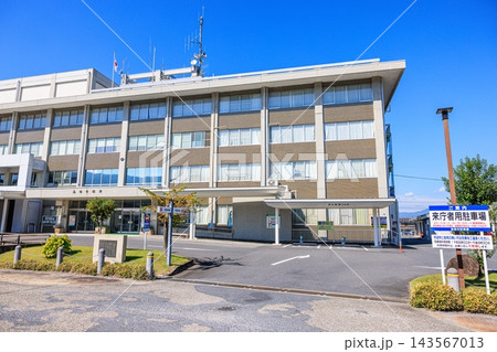 岐阜県恵那市役所 澄み渡る秋晴れの外観 143567013