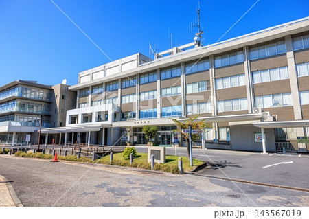 岐阜県恵那市役所 澄み渡る秋晴れの外観 岐阜県恵那市役所 澄み渡る秋晴れの外観 143567019