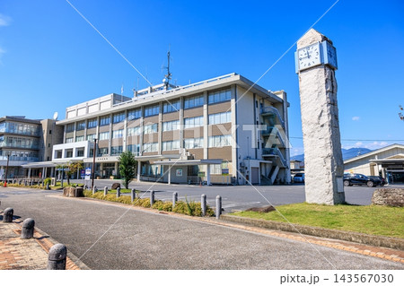 岐阜県恵那市役所 澄み渡る秋晴れの外観 岐阜県恵那市役所 澄み渡る秋晴れの外観 143567030