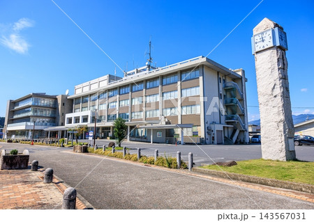 岐阜県恵那市役所 澄み渡る秋晴れの外観 143567031