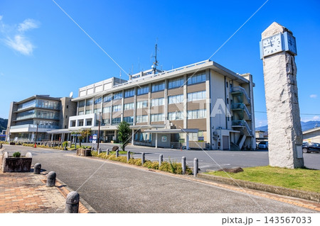岐阜県恵那市役所 澄み渡る秋晴れの外観 143567033