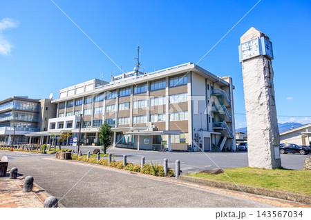 岐阜県恵那市役所 澄み渡る秋晴れの外観 岐阜県恵那市役所 澄み渡る秋晴れの外観 143567034