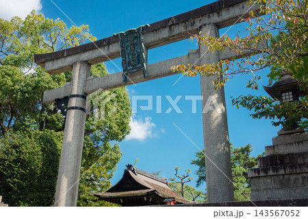 京都、豊国神社の大鳥居 143567052