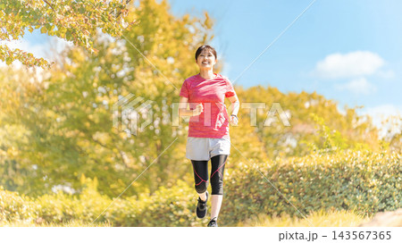 ランニングをする女性・スポーツの秋 143567365