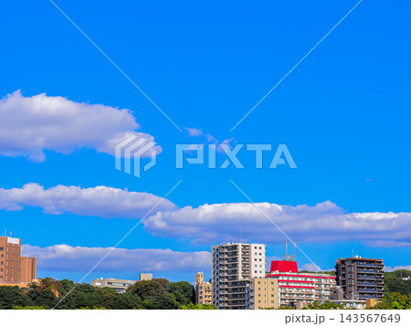 秋の青空と白い雲とマンション群 秋の青空と白い雲とマンション群 143567649