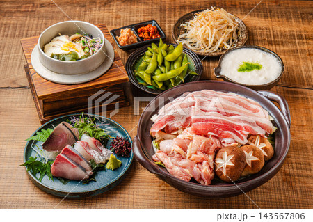 居酒屋の豪華な鍋料理とお刺身、小鉢が並ぶ宴会コースのテーブル全体像 居酒屋の豪華な鍋料理とお刺身、小鉢が並ぶ宴会コースのテーブル全体像 143567806