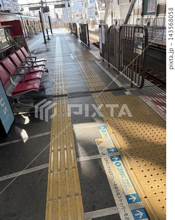赤いベンチと黄色い点字ブロックがある日本の駅ホーム 赤いベンチと黄色い点字ブロックがある日本の駅ホーム 143568058