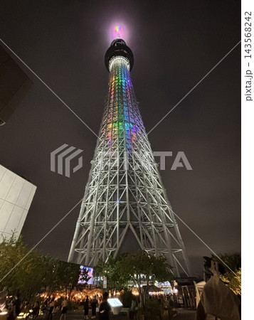 夜空に輝く東京スカイツリーのカラフルなライトアップ 夜空に輝く東京スカイツリーのカラフルなライトアップ 143568242